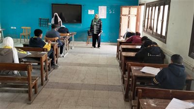 طلاب الإعدادية والمهنية بالفيوم يؤدون امتحانات الإنجليزي والرسم والرياضيات والمجال 