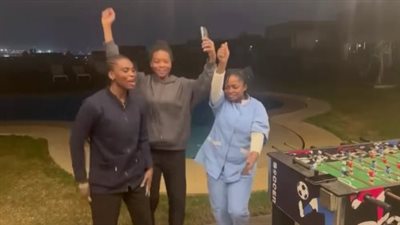 خالد الغندور ينشر فيديو لاحتفال العاملين بمنزل أيمن يونس بهزيمة منتخب مصر