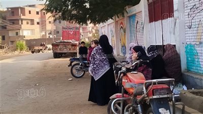 أولياء الأمور يفترشون الأرصفة أمام لجان الشهادة الإعدادية بالغربية 