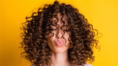 شعر مجعد في الشتاء، كيف تحافظين على ترطيبه بدون هيشان؟