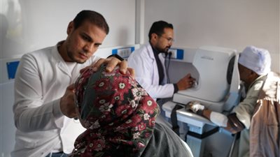 الرعاية الصحية: توفير الأدوية وتسليم نظارات طبية مجانية وفحص شامل للعيون بالسويس