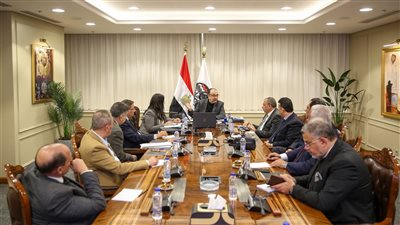 وزير قطاع الأعمال العام يبحث تطوير صناعة الغزل والنسيج وفتح أسواق خارجية للمنتجات المصرية