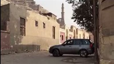 مطالبة برسوم وهمية أمام مسجد تاريخي بالخليفة.. كشف ملابسات فيديو متداول