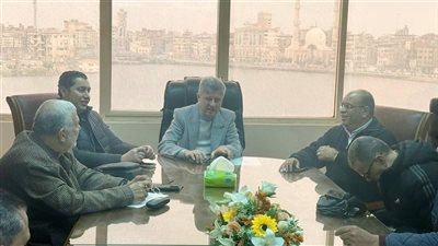 رئيس الغرفة التجارية بدمياط يجتمع بشعبة الاستثمار وتطوير المشروعات العقارية