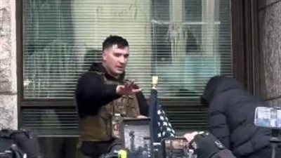 لإعلانه حرق القرآن وتنظيم مسيرات ضد المسلمين، أمريكيون يلقنون متطرفًا يمينيًّا 