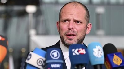 وزير الدفاع البلجيكي يعدل شعار ترامب الشهير ردا على أزمة جرينلاند