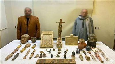 التنقيب في أسيوط والبيع بالمنيا، ضبط شخصين بحوزتهما 53 قطعة أثرية 