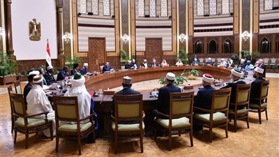  السيسي يشدد على أهمية دور العلماء في مواجهة الأفكار المتطرفة بمواقع التواصل 