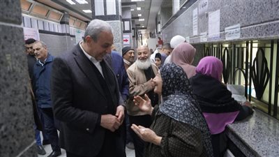 محافظ الغربية يفاجئ عيادات التأمين الصحي ويتابع صرف العلاج وتحسين الأداء