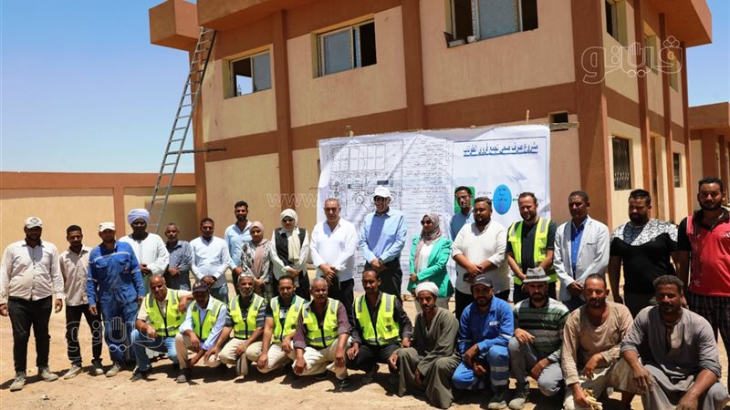 محافظ اسوان مع عاملين