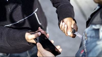 أنا اتثبت بمطواة واتاخد مني موبايلي، واقعة مرعبة لهجوم شابين على فتاة بالتجمع وسرقتها بالإكراه (فيديو) 