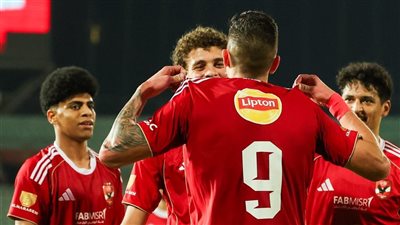 ثنائي الأهلي يجمعان متعلقاتهما من غرفة الملابس استعدادا للرحيل