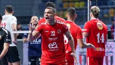 الخطيب يهنئ رجال طائرة الأهلي بعد التتويج بكأس السوبر