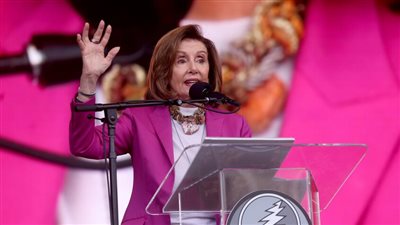 تضحك بدون سبب وتترنح أثناء الكلمة، نانسي بيلوسي 