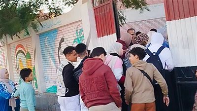 طلاب الشهادة الإعدادية بالغربية يؤدون اليوم امتحان اللغة الأجنبية والهندسة ( فيديو)