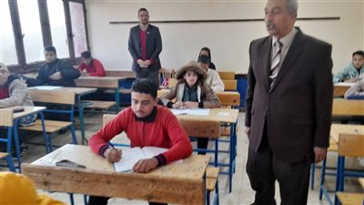 وكيل التعليم بالوادي الجديد يتفقد لجان امتحانات الإعدادية بالداخلة 