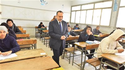 محافظ أسيوط خلال تفقده امتحانات الشهادة الإعدادية: لم نتلق شكاوى (فيديو)
