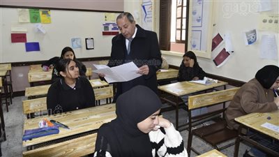 محافظ بورسعيد يتفقد لجان امتحانات الشهادة الإعدادية (صور) 
