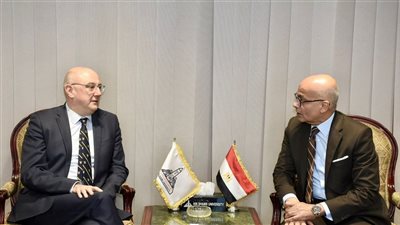 رئيس جامعة عين شمس يستقبل وفد 