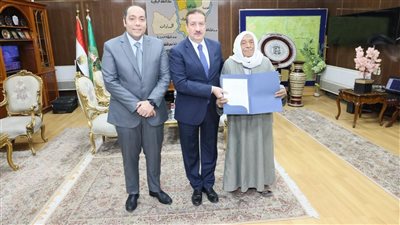 محافظ المنوفية يواصل تسليم عقود تقنين جديدة لأراضي أملاك الدولة بأشمون والسادات