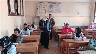وكيل التعليم ببني سويف تتفقد لجان امتحانات الإعدادية في الدراسات والتربية الفنية 