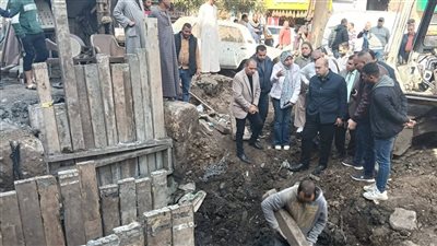 نائب محافظ الجيزة يتفقد مشروعات الصرف الصحي وتطوير الطرق بقرى أبو النمرس (صور)