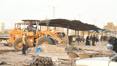 محافظ الدقهلية يتفقد أعمال إخلاء وتفكيك تندات موقف ميكروباص 