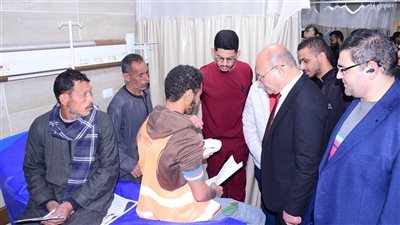 رئيس جامعة سوهاج يلتقي المرضى بمستشفى الطوارئ ويطمئن على مستوى الرعاية الصحية (صور)