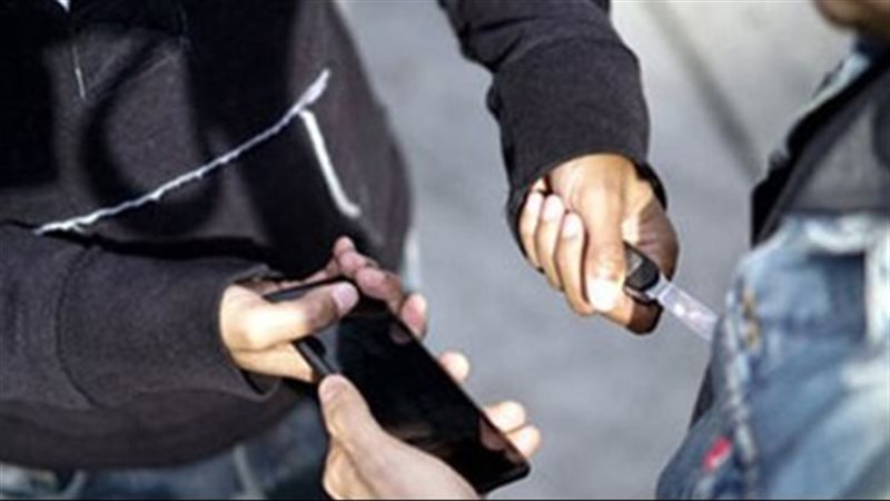 تثبيت بمطواه وسرقة
