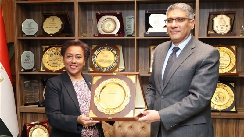 محافظ الجيزة وسفيرة