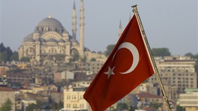 أنقرة تعلق على واقعة إنزال العلم التركي في منطقة الحدود مع سوريا 