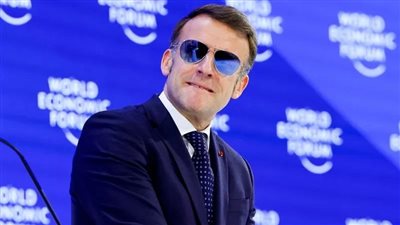 نظارة زرقاء وكلمة حادة ضد ترامب، ماكرون يثير الجدل فى منتدي دافوس (فيديو)