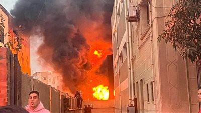 محافظ القليوبية يتابع جهود السيطرة على حريق مصنع أطباق بلاستيك بالعبور