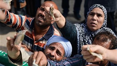 التوازن المفقود.. اختفاء الطبقة الوسطي أصاب المجتمع بخلل عنيف.. المظلومية والإحباط والعدوانية أعراض نفسية طبيعية للطبقات المعدمة