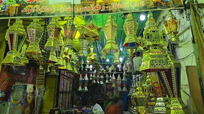 فوانيس رمضان تضيء شوارع السيدة زينب، والأسعار تبدأ من 25 جنيهًا (فيديو وصور)