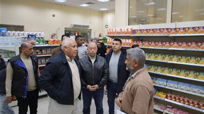 استعدادا لشهر رمضان، محافظ الوادي الجديد يطمئن على توافر السلع الغذائية بالفرافرة
