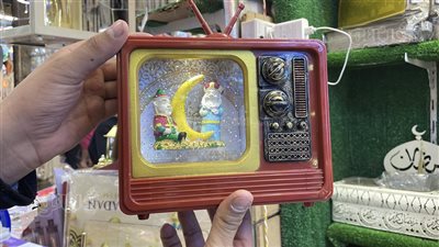 درب البرابرة يتزين بزينة رمضان.. اللابوبو وقنديل البحر وتليفزيون فنانيس تريند العام.. الأسعار تبدأ من 5 جنيهات.. وإقبال كثيف على الخيامية (فيديو وصور)