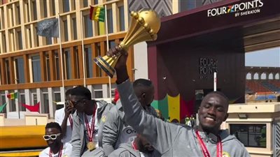 على حافلة مكشوفة، استقبال حافل للسنغال بعد التتويج بأمم أفريقيا (فيديو وصور)