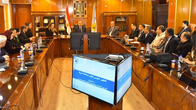  محافظ أسيوط يبحث