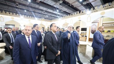 رئيس الوزراء يتفقد جناح الأزهر ويشيد برسالته العلمية والتنويرية (صور)
