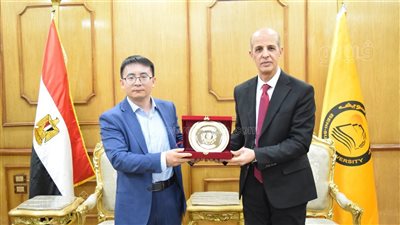 رئيس جامعة بني سويف يستقبل أستاذ هندسة بجامعة هونج كونج لبحث سبل التعاون