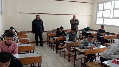 وكيل التعليم بالبحيرة يتفقد لجان الشهادة الإعدادية بدمنهور وشبراخيت 