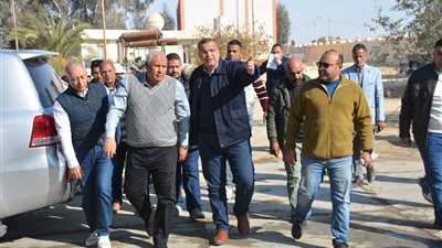  محافظ الوادي الجديد يتفقد كفاءة التشغيل بمحطة كهرباء الفرافرة 