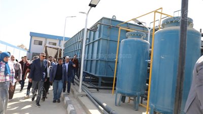 محافظ أسوان يطلق التشغيل التجريبي لمحطة معالجة الصرف الصحي بقرية النصراب (صور)