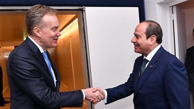 تفاصيل لقاء السيسي ورئيس منتدى دافوس (صور)