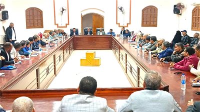 لوضع آليات عمل المرحلة، رئيس مركز الداخلة بالوادي الجديد يعقد اجتماعًا ورؤساء القرى