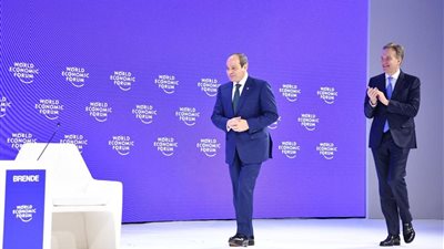 السيسي يستعرض تطور قطاع السياحة والارتفاع الكبير في أعداد السائحين الوافدين العام الماضي