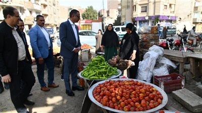 محافظ الفيوم يتفقد سوق الحادقة للخضر والفاكهة