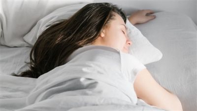 مخاطر النوم على البطن وتأثيره على الرقبة والأعصاب والرئة 