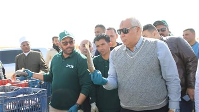 الزملوط يتفقد توسعات مشروع الاستزراع السمكي بالفرافرة